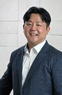 정장을 입은 남성 인물 사진